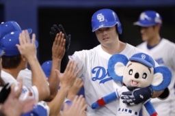 　５回、３ランを放ち、ナインに迎えられる中日・細川＝バンテリンドーム