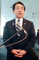 　羽田空港で記者団の取材に応じる赤沢経済再生相＝４日午前