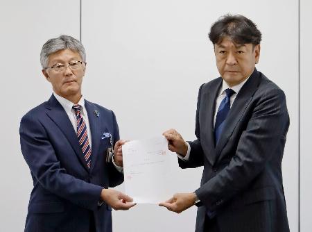 　新潟県柏崎市役所で会談した桜井雅浩市長（左）と東京電力の小早川智明社長＝４日午前