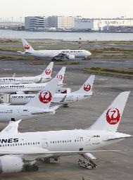 　羽田空港に駐機する日航機