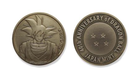 　漫画「ドラゴンボール」連載４０周年を記念した丹銅メダルの表面（左）と裏面（造幣局提供）