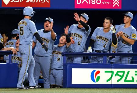 　７回、森下の２点二塁打で生還した近本（５）を迎える阪神ナイン＝バンテリンドーム
