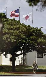 　米空軍嘉手納基地に掲揚された日の丸と星条旗＝２０２４年７月、沖縄県嘉手納町