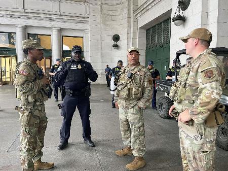 　米首都ワシントンの駅に立つ州兵と警察官＝４日（共同）