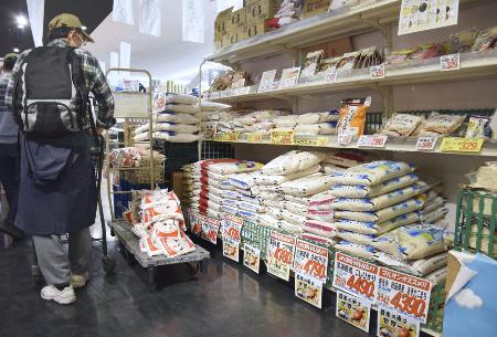 　４月、埼玉県のスーパーに並んだコメ