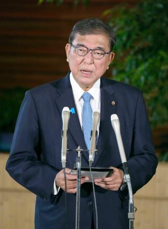 　日米関税合意に関して、記者団の取材に応じる石破首相＝５日午前、首相官邸