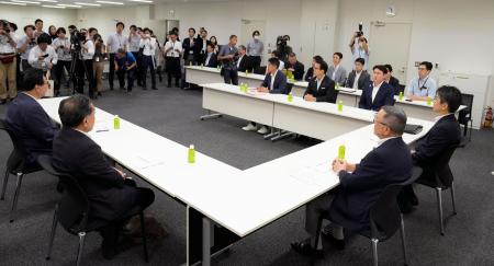 　国会内で開かれた、ガソリン税の暫定税率廃止法案を巡る与野党の実務者協議＝５日午前