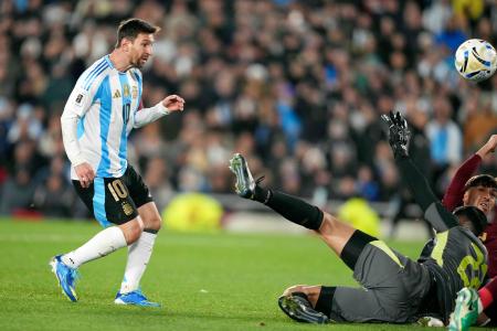 　ベネズエラ戦で先制点を決めるアルゼンチンのメッシ（左）＝ブエノスアイレス（ＡＰ＝共同）