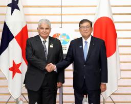 　会談前に、パナマのムリノ大統領（左）と握手する石破首相＝５日午前、首相官邸