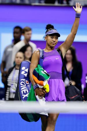 　女子シングルス準決勝で敗れ、歓声に応えながらコートを後にする大坂なおみ＝ニューヨーク（共同）