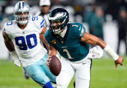 　カウボーイズ戦でＴＤランを決めるイーグルスのＱＢハーツ（右）＝フィラデルフィア（ＡＰ＝共同）