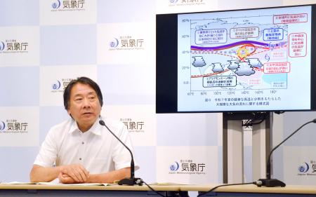 　記者会見する気象庁の異常気象分析検討会会長の中村尚東大名誉教授＝５日午後、気象庁
