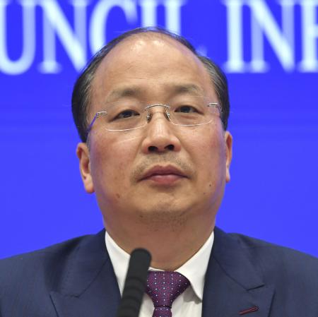 　前中国証券監督管理委員会主席の易会満氏（共同）
