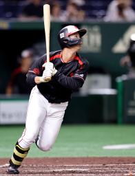 　ＮＴＴ西日本戦の４回、本塁打を放つ三菱自動車岡崎・中村＝東京ドーム