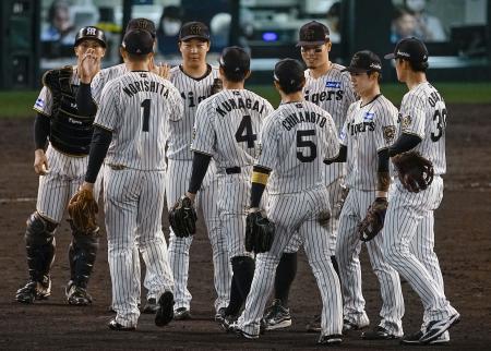 　広島に勝利し、タッチを交わす阪神ナイン＝甲子園