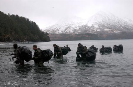 　米アラスカ州で訓練する海軍特殊部隊ＳＥＡＬＳ＝２００３年１２月（ゲッティ＝共同）