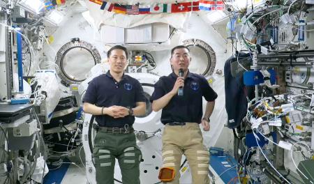 　米国の中学生らの質問に宇宙から回答する油井亀美也飛行士（右）＝５日（ＮＡＳＡの中継から・共同）