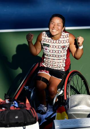 　車いすの部女子シングルスで決勝進出を決め、笑顔を見せる上地結衣＝ニューヨーク（共同）