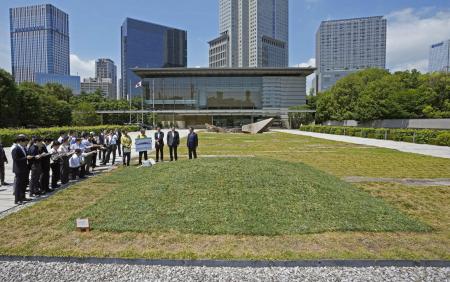 　福島第１原発事故に伴う除染土を再利用し、造成された首相官邸の前庭＝７月