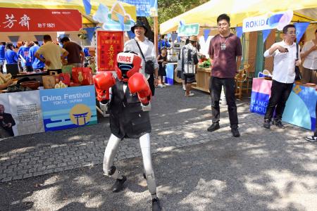 　ボクシングを実演する中国企業「杭州宇樹科技」の人型ロボット＝６日午後、東京都渋谷区