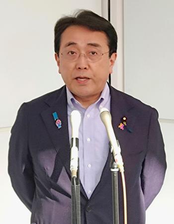 　羽田空港で記者団の取材に応じる赤沢経済再生相＝６日午後
