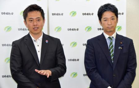 　「副首都」構想の実現に向けたプロジェクトチームの初会合を終え、取材に応じる日本維新の会の吉村代表（左）と藤田共同代表＝６日午後、大阪市中央区