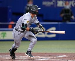 　９回巨人２死満塁、吉川が決勝の二塁内野安打を放つ＝バンテリンドーム