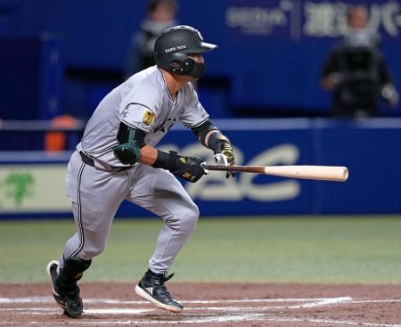 　９回巨人２死満塁、吉川が決勝の二塁内野安打を放つ＝バンテリンドーム