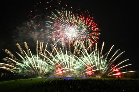 　北海道室蘭市で開かれた「室蘭満天花火」＝６日夜