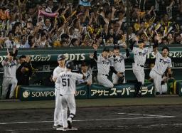 　７回、中野（５１）の適時打で盛り上がる阪神ベンチ＝甲子園