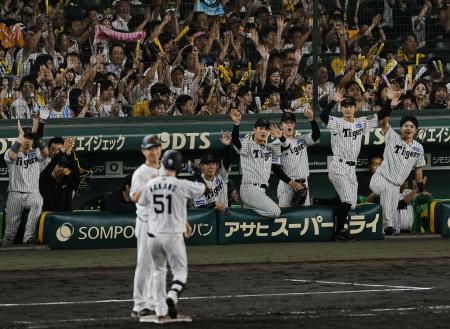 　７回、中野（５１）の適時打で盛り上がる阪神ベンチ＝甲子園