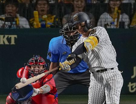 　６回阪神無死一、三塁、森下が左前に適時打を放つ。捕手石原＝甲子園