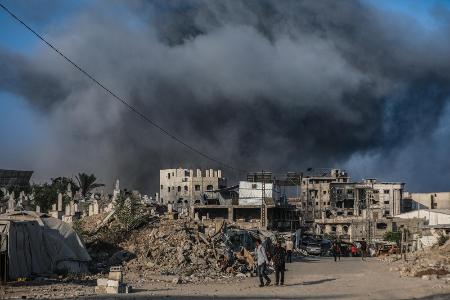 　イスラエル軍による攻撃後に煙が上がる住宅街＝８月、ガザ北部ガザ市（ゲッティ＝共同）