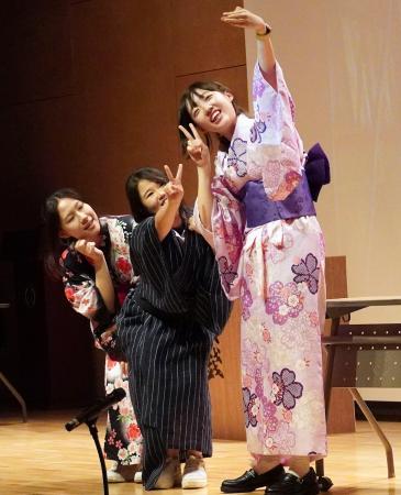 　６日、ソウルで開かれた「全国学生日本語演劇発表大会」に参加した高校生ら（共同）