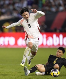　日本―メキシコ　前半、競り合う南野（８）＝オークランド（共同）
