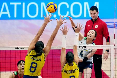 　ブラジルとの３位決定戦でスパイクを放つ石川（４）＝バンコク（ＡＰ＝共同）