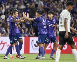 　広島―湘南　前半、ゴールを決めタッチを交わす広島・加藤（５１）＝Ｅピース