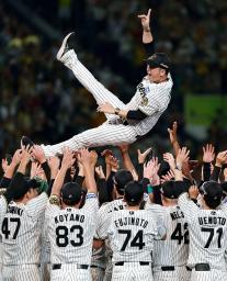 　プロ野球セ・リーグで２年ぶり７度目の優勝を決め、胴上げされる阪神・藤川球児監督。１９９０年の巨人の９月８日を抜き、両リーグで史上最速の優勝決定となった＝７日、甲子園球場