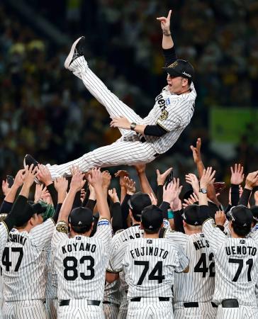 　プロ野球セ・リーグで２年ぶり７度目の優勝を決め、胴上げされる阪神・藤川球児監督。１９９０年の巨人の９月８日を抜き、両リーグで史上最速の優勝決定となった＝７日、甲子園球場