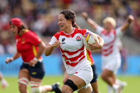 　ラグビー女子Ｗ杯イングランド大会、スペイン戦で突破する長田いろは＝７日、ヨーク（ゲッティ＝共同）