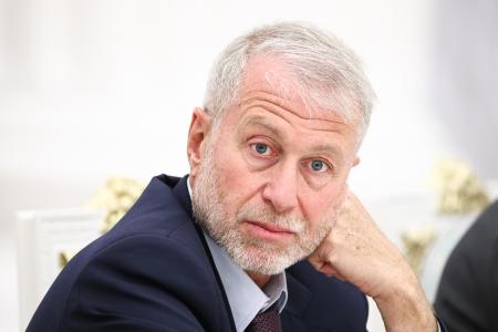 　モスクワのクレムリンで文化関連の会合に出席するアブラモビッチ氏＝５月（タス＝共同）