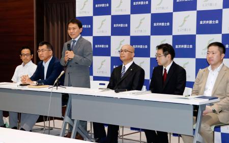 　石川県輪島市での法律事務所開所について、記者会見する平良卓也弁護士（左から３人目）ら＝８日午前、金沢市