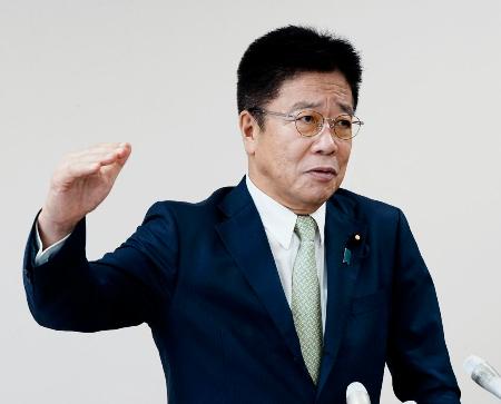 　記者団の取材に応じる加藤財務相＝８日午後、津市