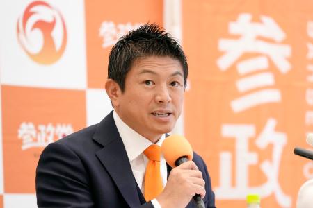 　記者会見する参政党の神谷代表＝８日午後、国会