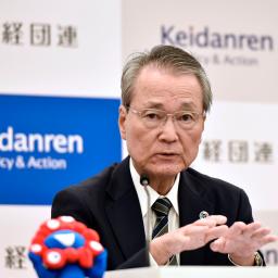 　記者会見する経団連の筒井義信会長＝８日午後、東京都千代田区