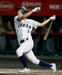 　南アフリカ戦の３回、２ランを放つ今岡＝沖縄セルラー