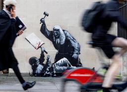 　デモ参加者に小づちを振り上げる裁判官を描いたとみられるバンクシーの新作＝ロンドン、撮影日不明（Ｂａｎｋｓｙ／ＰＡ通信＝共同）