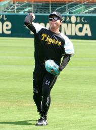　リーグ優勝決定から一夜明け、練習する阪神・村上＝甲子園