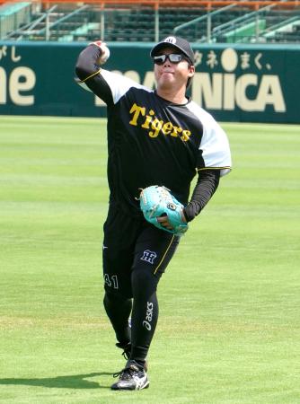 　リーグ優勝決定から一夜明け、練習する阪神・村上＝甲子園