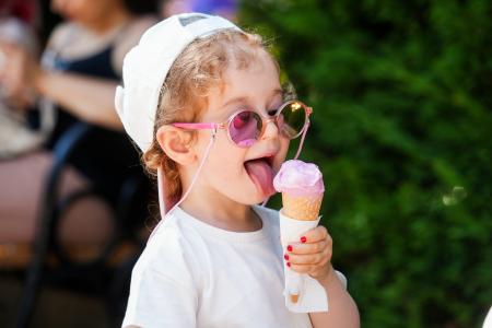 　暑い日が続いたトルコのアンカラでアイスクリームを食べる子ども＝７月（ゲッティ＝共同）